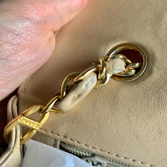 Vintage Classic Single Flap in Beige Lambskin in 24GHW - Picture 7 of 15